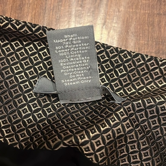 Ann Taylor Silk and Cotton Blend Gold Print and Faux Velvet Lined Skirt, Sz. 2. - Picture 11 of 12